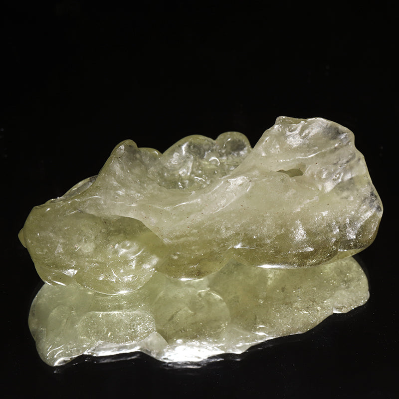 リビアングラス＜エジプト/リビア砂漠産＞　九尾の狐　約2.8×5.6cm　彫り物 [co-g3063]