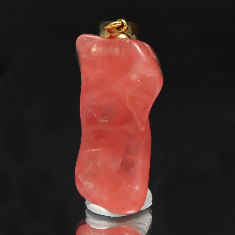 【対象商品10点以上ご購入で30％OFF/決済時に自動割引】ペンダントトップ　インカローズ＜アルゼンチン産＞　原石　約15.5mm×約29.5mm　手磨き　ステンレス製　ゴールド　  [co-g1920]