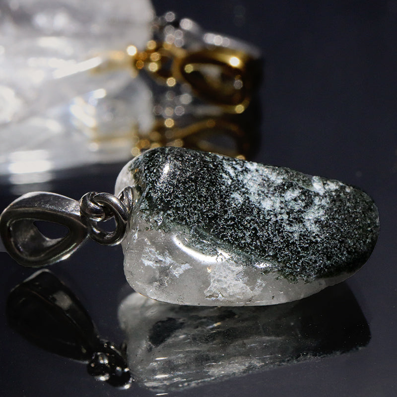 【対象商品10点以上ご購入で30％OFF/決済時に自動割引】マニハール水晶＜ヒマラヤ産＞　原石　約14～22×20～32mm　ステンレス製　シルバー　ペンダントトップ　ランダム発送 [co-g2556]