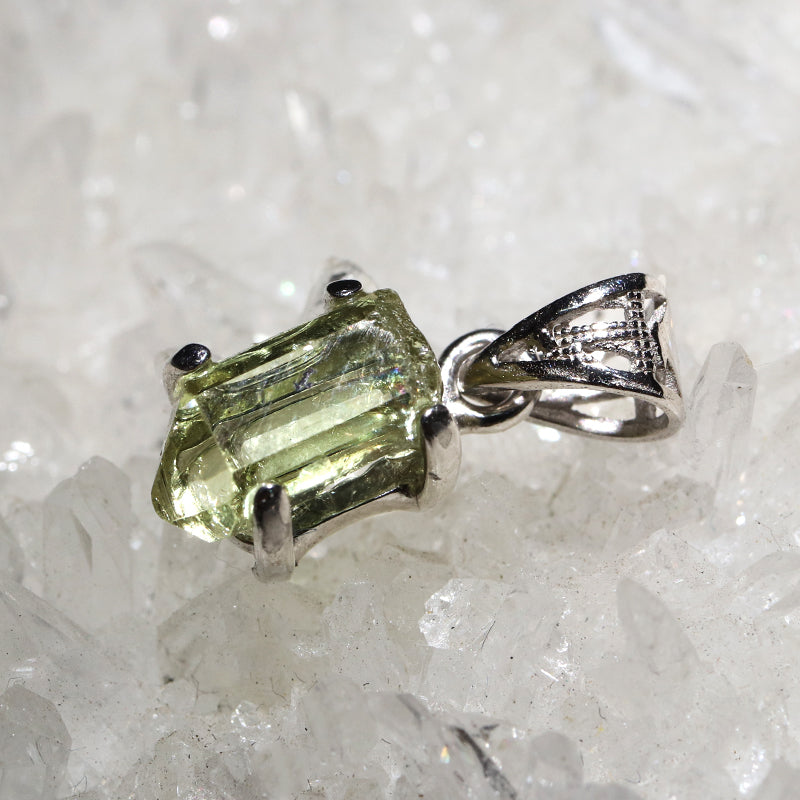 ライムイエローアパタイト＜ブラジル産＞　原石　約6.8～11.1×9～14.5cm　Silver925　シルバー [co-g2587]