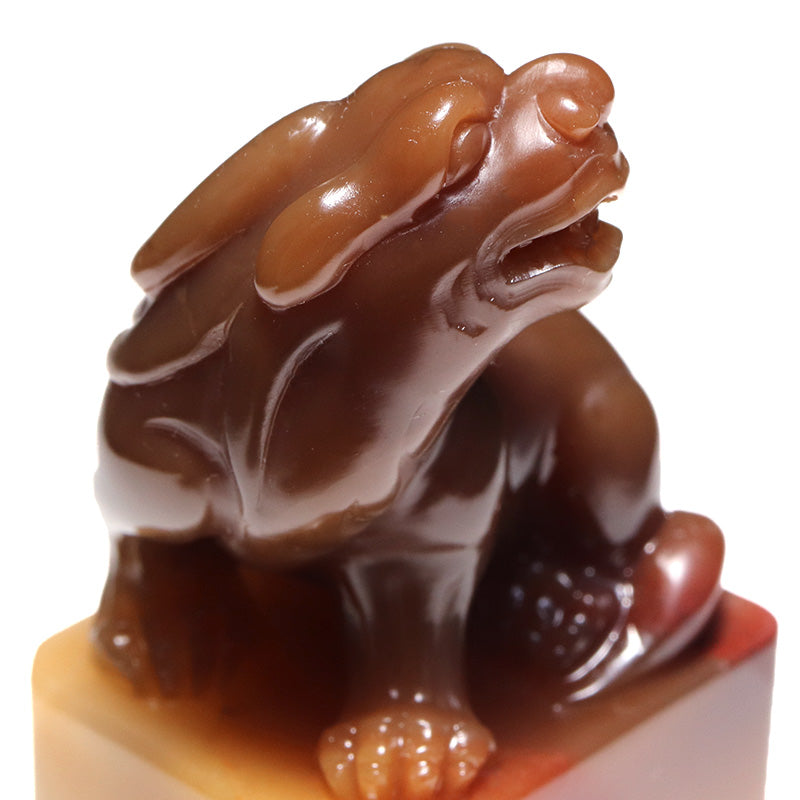 【一点物】寿山結晶芙蓉石＜中国産＞　彫り物　古獣（瑞獣）　ケース付き [co-g3140]