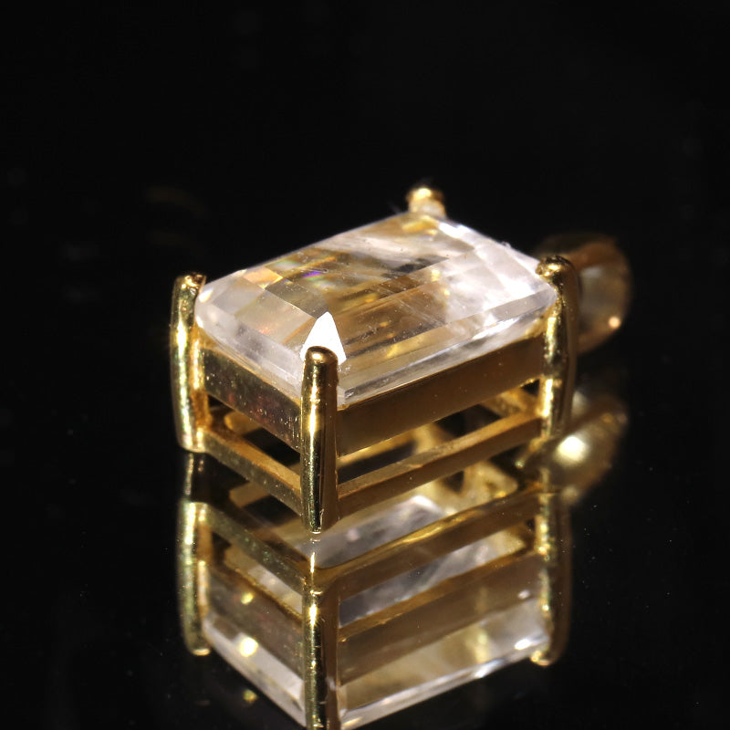 ペンダントトップ　フェナカイト＜ロシア産＞　スクエアカット　約3.7.5ct 　silver925　ゴールド　証明書付き [co-g1130]