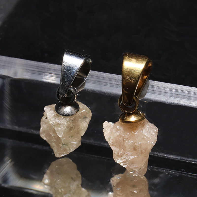 グロッシェラーガーネット＜カナダ/ジェフリー鉱山産＞ 　原石　ステンレス製　ペンダントトップ 　約4～6mm×約6～8mm [co-g3163]