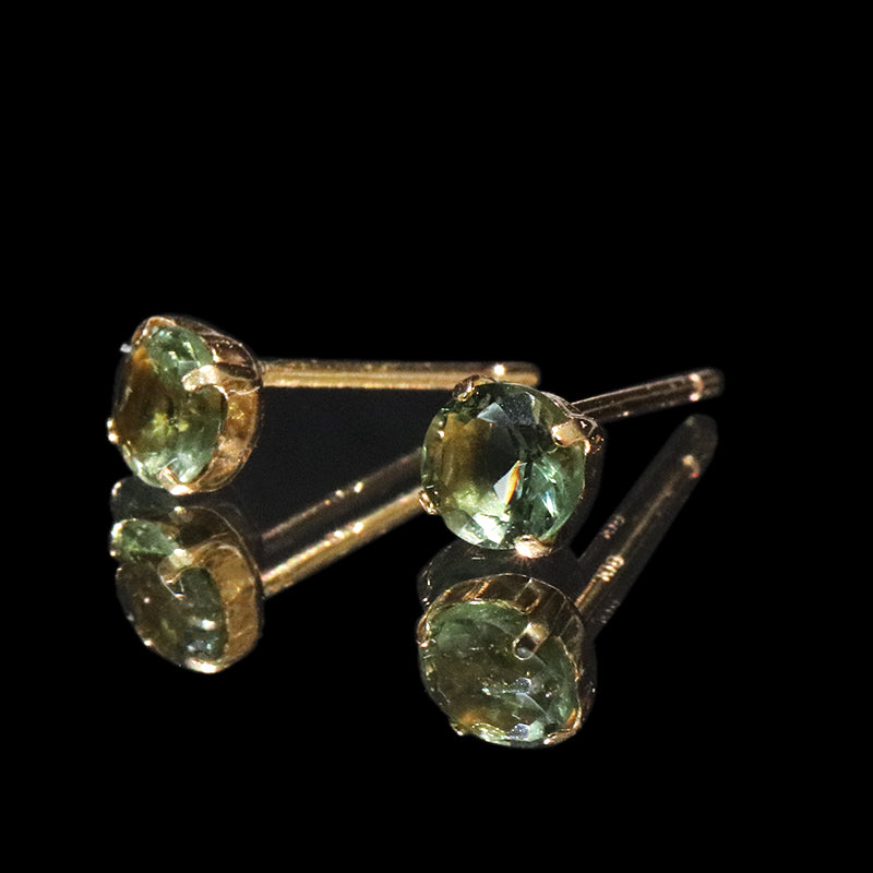 【現品限り】ピアス　モルダバイト＜チェコ産＞　突き刺し型　約4mm　K18　ゴールド  [co-g2125]