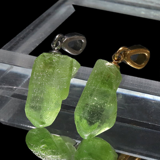 ペンダントトップ　ペリドット＜パキスタン産＞　原石結晶　ステンレス製  [co-g2145]