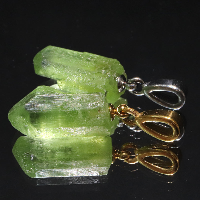 ペンダントトップ　ペリドット＜パキスタン産＞　原石結晶　ステンレス製  [co-g2145]