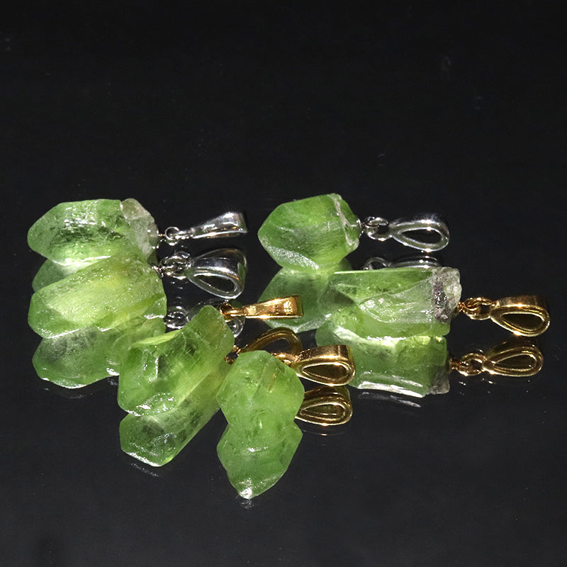 ペンダントトップ　ペリドット＜パキスタン産＞　原石結晶　ステンレス製  [co-g2145]