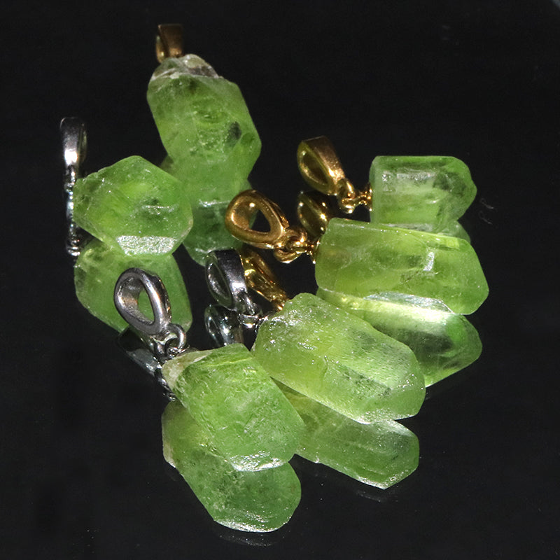 ペンダントトップ　ペリドット＜パキスタン産＞　原石結晶　ステンレス製  [co-g2145]
