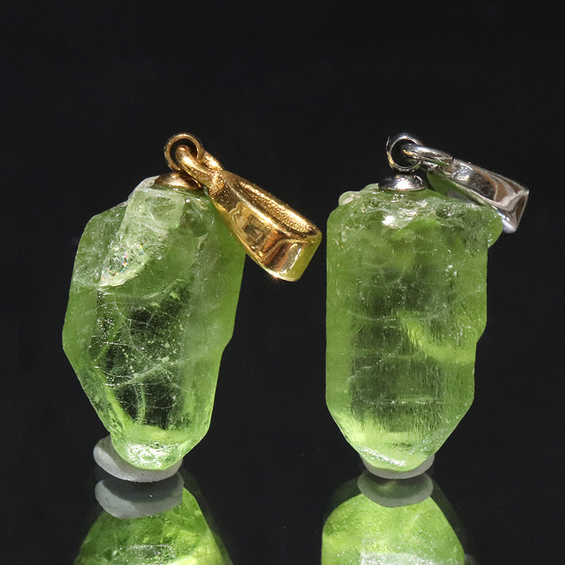 ペンダントトップ　ペリドット＜パキスタン産＞　原石結晶　ステンレス製  [co-g2145]