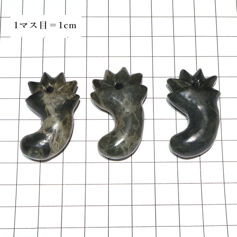 【日本銘石】勾玉　大和光石＜宮崎県産＞　AAランク　丁子花型　約40mm  [co-g2171]