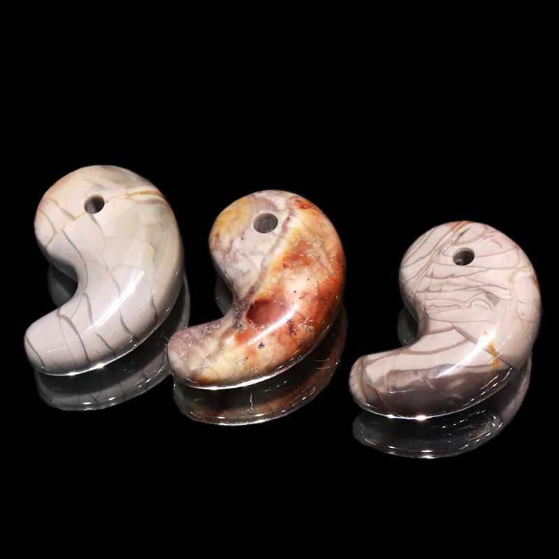 アロワナストーン＜インドネシア産＞　勾玉  [co-g2372]