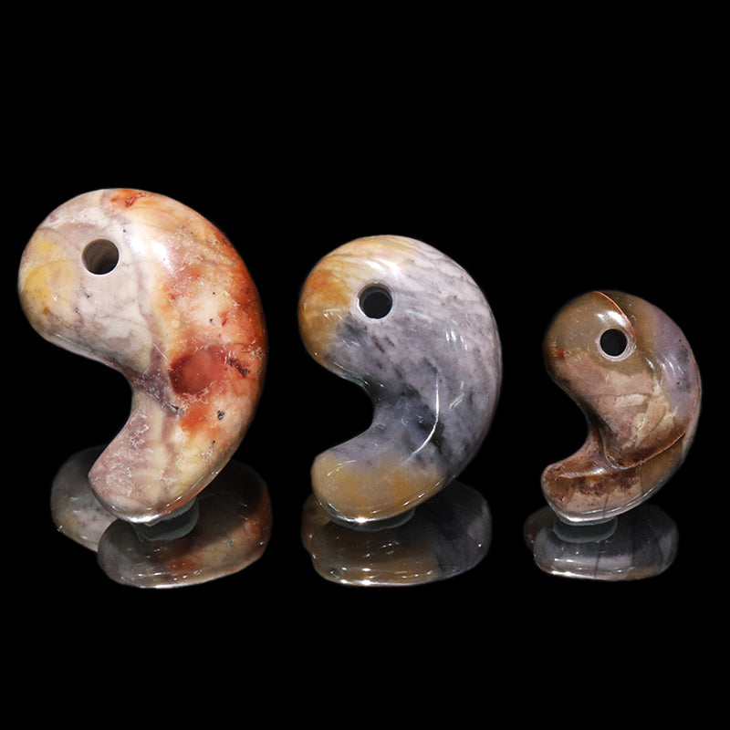 アロワナストーン＜インドネシア産＞　勾玉  [co-g2372]