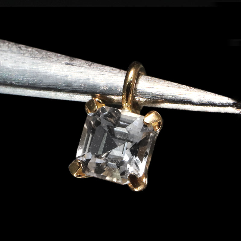 ペンダントトップ　フェナカイト＜ロシア産＞　スクエアカット　約3×3mm　K18　ゴールド　[co-g1552]