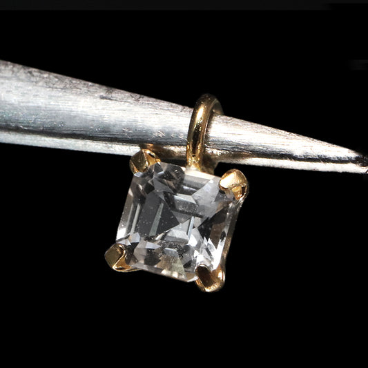 ペンダントトップ　フェナカイト＜ロシア産＞　スクエアカット　約3×3mm　K18　ゴールド　[co-g1552]