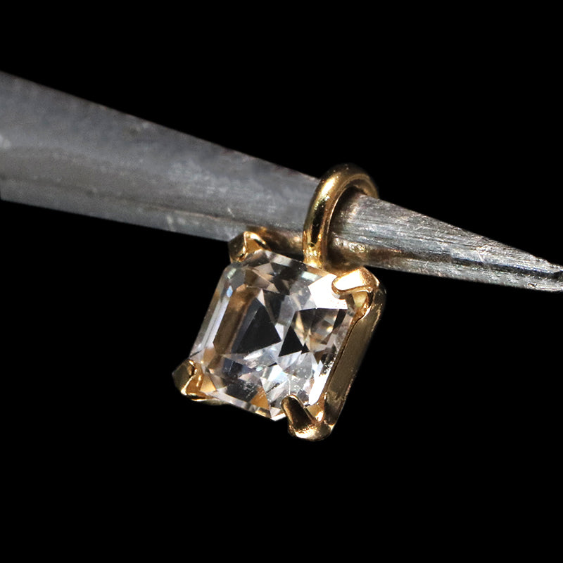 ペンダントトップ　フェナカイト＜ロシア産＞　スクエアカット　約3×3mm　K18　ゴールド　[co-g1552]