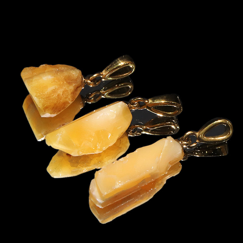 【日本銘石】ペンダントトップ　北海道オパール＜北海道産＞　約5～12mm×約11～20mm　ステンレス製　ランダム発送  [co-g1620]