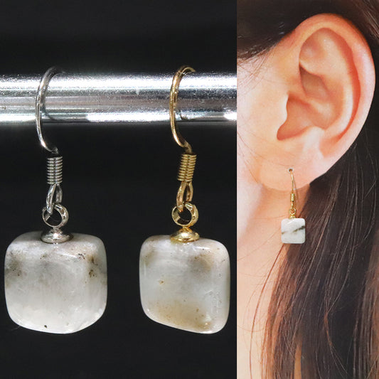 【対象商品10点以上ご購入で30％OFF/決済時に自動割引】イジェン水晶＜インドネシア産＞　原石　約8～11mm×10～16mm　フック型ピアス　ステンレス製 [co-g2312]