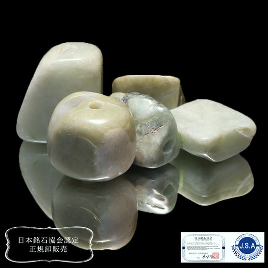 【日本銘石】角ビーズ　糸魚川翡翠＜新潟県産＞　5個入り　約10～16mm　穴あり [co-g0717]