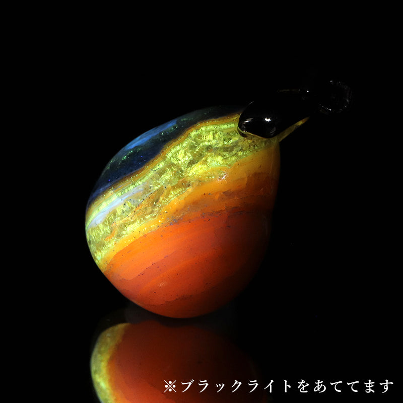 【日本銘石】ペンダントトップ　北海道オパール＜北海道産＞　上品質　涙型　北海道石あり（発光あり）　ステンレス  [co-g0708]