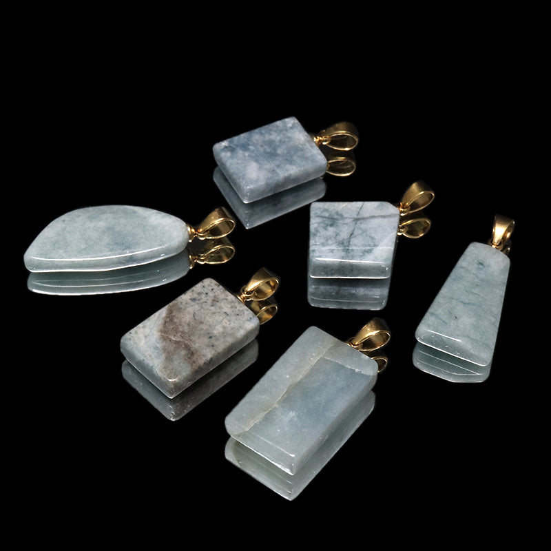 【対象商品10点以上ご購入で30％OFF/決済時に自動割引】【現品限り】【日本銘石】ペンダントトップ　糸魚川翡翠＜新潟県糸魚川市産＞　ブルー　約11～14mm×約15～25mm　ステンレス製　ゴールド　日本製　ランダム発送 [co-g1679]