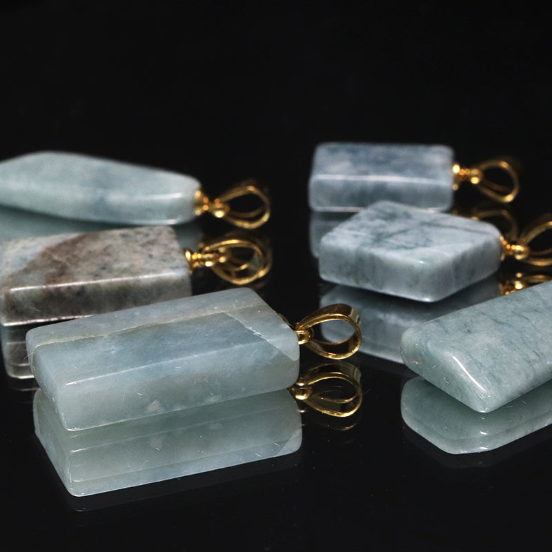 【対象商品10点以上ご購入で30％OFF/決済時に自動割引】【現品限り】【日本銘石】ペンダントトップ　糸魚川翡翠＜新潟県糸魚川市産＞　ブルー　約11～14mm×約15～25mm　ステンレス製　ゴールド　日本製　ランダム発送 [co-g1679]