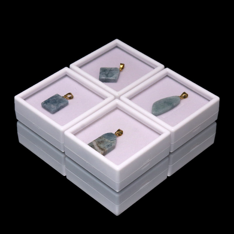 【対象商品10点以上ご購入で30％OFF/決済時に自動割引】【現品限り】【日本銘石】ペンダントトップ　糸魚川翡翠＜新潟県糸魚川市産＞　ブルー　約11～14mm×約15～25mm　ステンレス製　ゴールド　日本製　ランダム発送 [co-g1679]