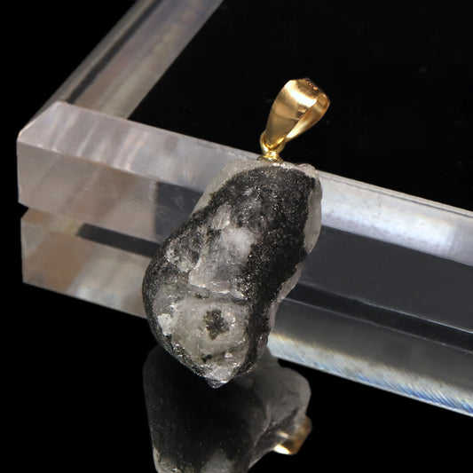 【一点物】ペンダントトップ　フェナカイト＜ロシア産＞　原石　約13.3mm×約8.7mm×約5.1mm　K18　ゴールド　証明書付き [co-g0740]