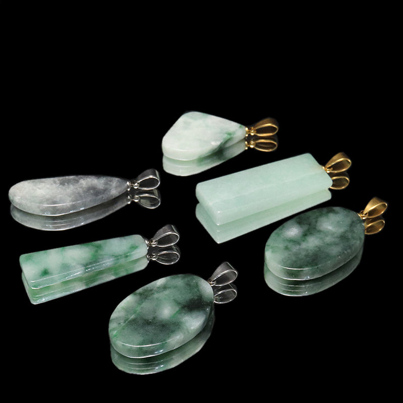 【対象商品10点以上ご購入で30％OFF/決済時に自動割引】【現品限り】【日本銘石】ペンダントトップ　糸魚川翡翠＜新潟県糸魚川市産＞　AAAランク　約10～16mm×約23～33mm　ステンレス製　日本製　ランダム発送 [co-g0646]