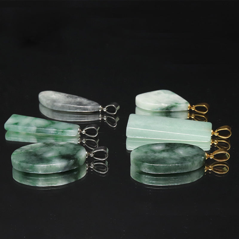 【対象商品10点以上ご購入で30％OFF/決済時に自動割引】【現品限り】【日本銘石】ペンダントトップ　糸魚川翡翠＜新潟県糸魚川市産＞　AAAランク　約10～16mm×約23～33mm　ステンレス製　日本製　ランダム発送 [co-g0646]