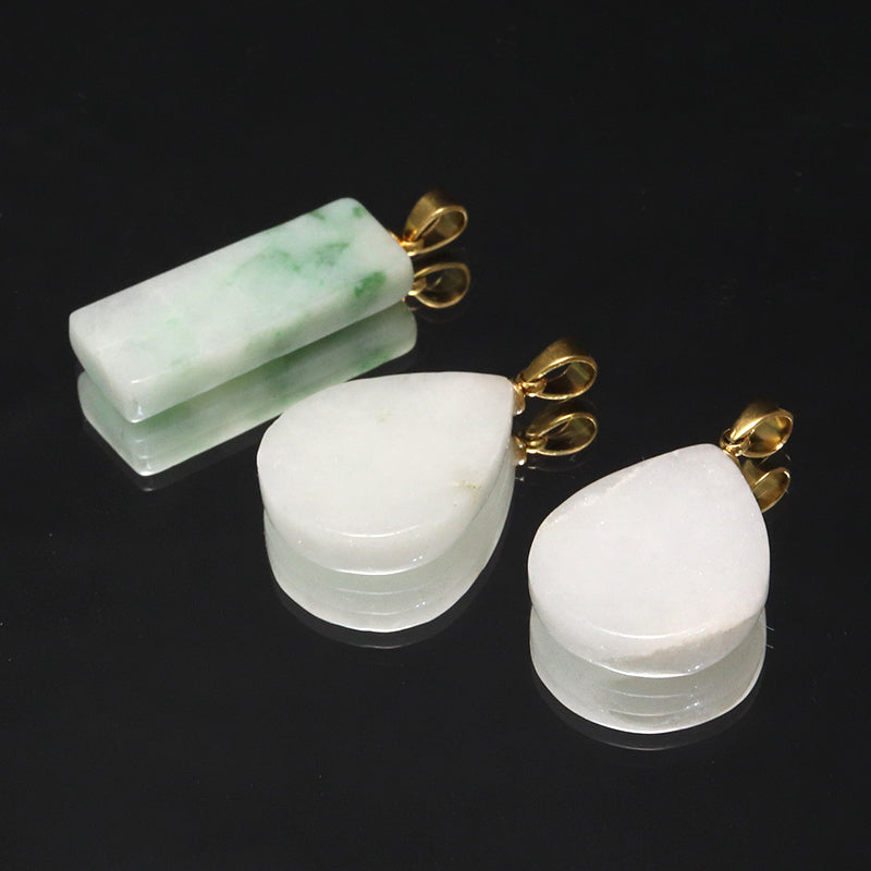 【対象商品10点以上ご購入で30％OFF/決済時に自動割引】【現品限り】【日本銘石】ペンダントトップ　糸魚川翡翠＜新潟県糸魚川市産＞　AAAランク　約16～21mm×約20～25mm　ステンレス製　日本製　ランダム発送 [co-g0647]