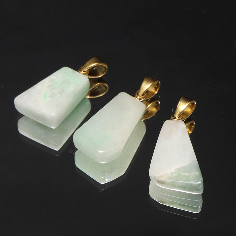 【対象商品10点以上ご購入で30％OFF/決済時に自動割引】【日本銘石】ペンダントトップ　糸魚川翡翠＜新潟県糸魚川市産＞　約9～13mm×約14～17mm　ステンレス製　日本製　ランダム発送 [co-g1673]