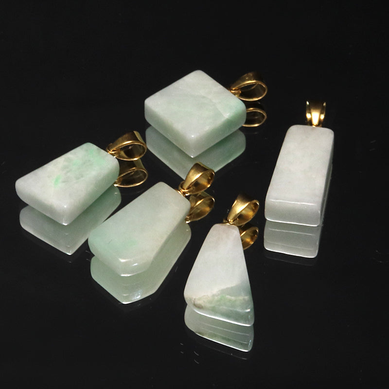 【対象商品10点以上ご購入で30％OFF/決済時に自動割引】【日本銘石】ペンダントトップ　糸魚川翡翠＜新潟県糸魚川市産＞　約9～13mm×約14～17mm　ステンレス製　日本製　ランダム発送 [co-g1673]