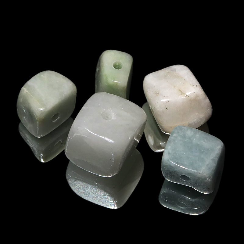 【日本銘石】角ビーズ　糸魚川翡翠＜新潟県産＞　5個入り　約10～16mm　穴あり [co-g0717]